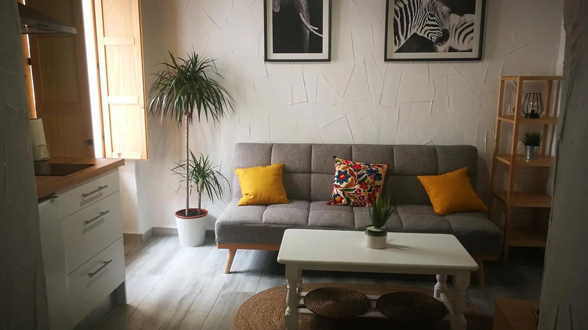 Apartamento La Zarzamora-Patio Privado contacts